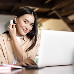 Kobieta korzystająca z platformy e-learningowej Spoti.